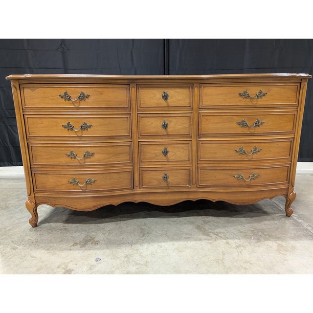 French Provincial Late 20th Century Dixie Furniture Company Vintage French Provincial Nine-Drawer Wood Dresser For Sale - Image 3 of 16