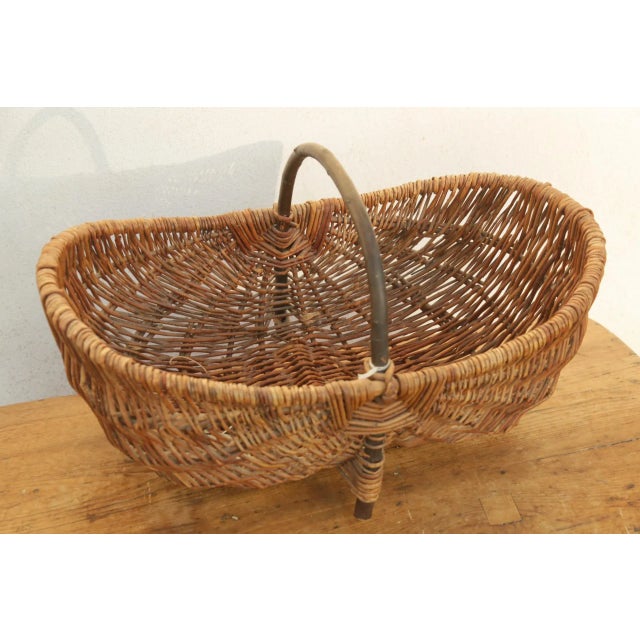 Early 20's Century French Antique Buttocks Harvest Gathering Wicker Basket With Grape Vine Handle For Sale - Image 4 of 7