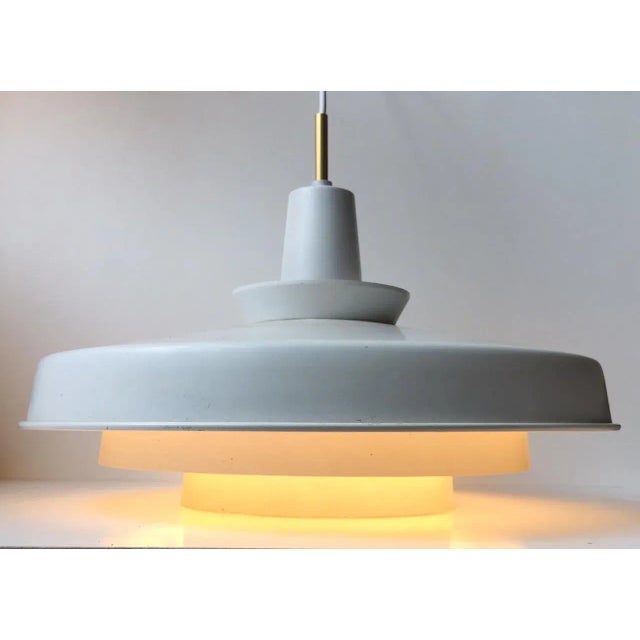 - White tiered pendant light - Made by Louis Poulsen - In the style of Poul Henningsen - Suitable for up to 100 watts -...