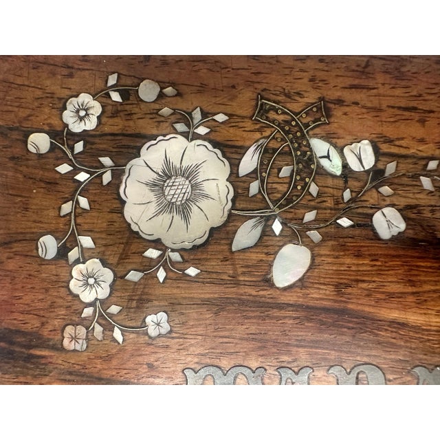 English Antique Walnut Cigar Box, Mother of Pearl Inlay - Victorian Tabac & Cigares For Sale - Image 3 of 10