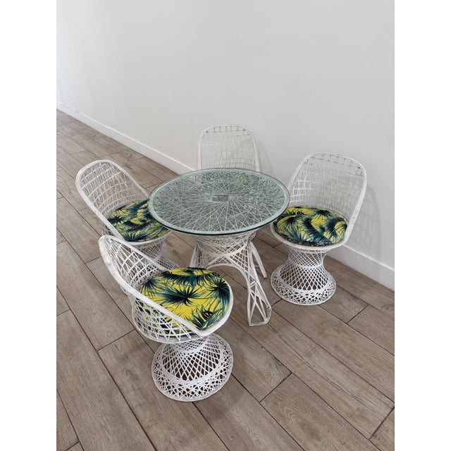 Great set design spun fiberglass mid-century modern table and 4 chairs includes a very fresh tropical green seat cushions....