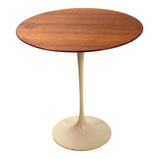 1960s Vintage Mid-Century Modern Eero Saarinen for Knoll Walnut Tulip Side Table For Sale