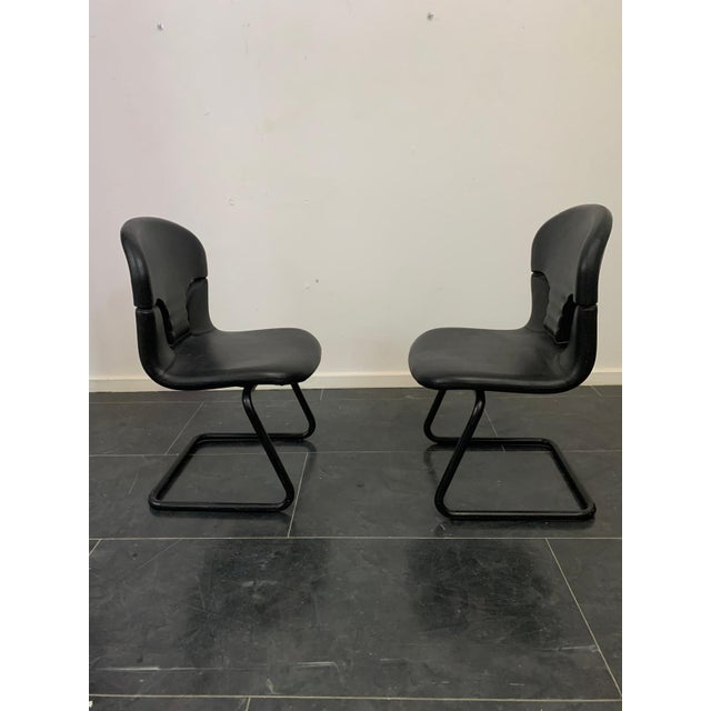 Set of Chairs in Painted Metal and Leather, 1970s, in Very Good conditions. Designed 1970 to 1979