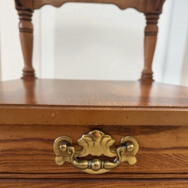 American Late 20th Century Bassett Furniture Solid Oak Early American Side Table W/ Glass Top For Sale - Image 3 of 8
