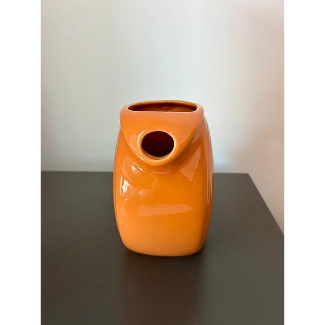 Fiesta Large Disk Pitcher Tangerine Retired Color – Homer Laughlin Usa Vitrified China 67 1/4 Oz Mid-Century Style Serveware For Sale - Image 12 of 14