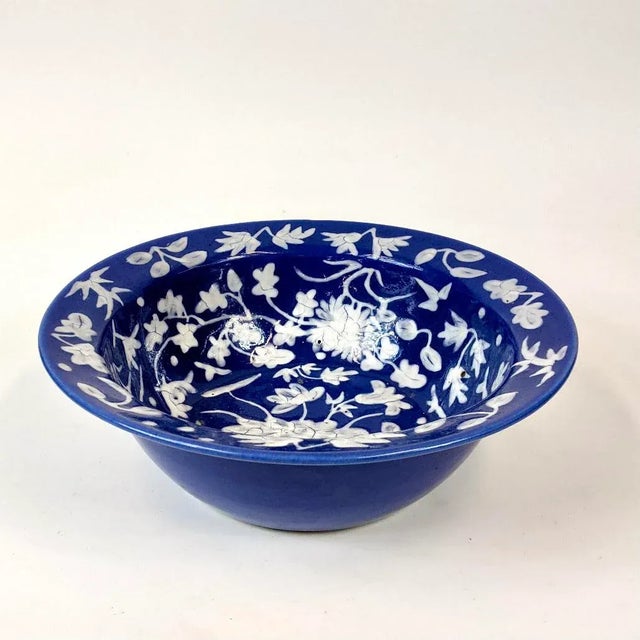 This stunning bowl with a white relief looks as if it’s painted with glass.