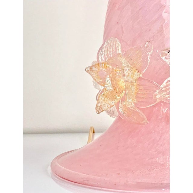 Mid-Century Modern 1950s Barovier & Toso Murano Glass Table Lamp – Pink & Gold Flecked With Sculpted Flowers For Sale - Image 3 of 11