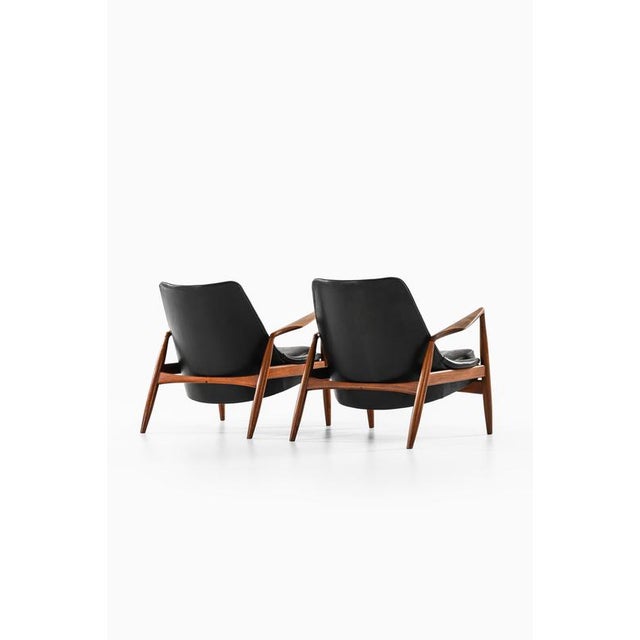 This rare pair of sälen easy chairs was designed by ib kofod-larsen and produced by ope möbler in sweden. As one of kofod-...