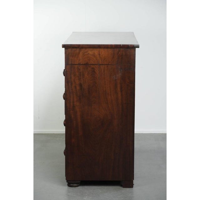 Large Antique English Chest of Drawers/Commode from the Early 19th Century with 5 Drawers and Details For Sale - Image 6 of 13