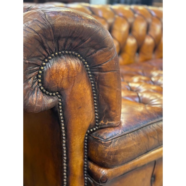 Early 20th Century Large English Chesterfield Sofa of Tufted Leather From the Edwardian Era For Sale - Image 5 of 9