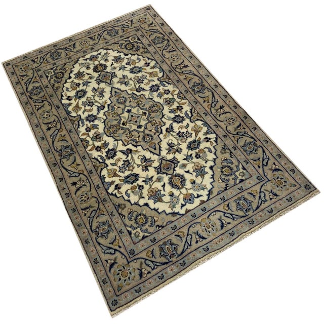 Middle Eastern Rug in Wool For Sale - Image 3 of 6