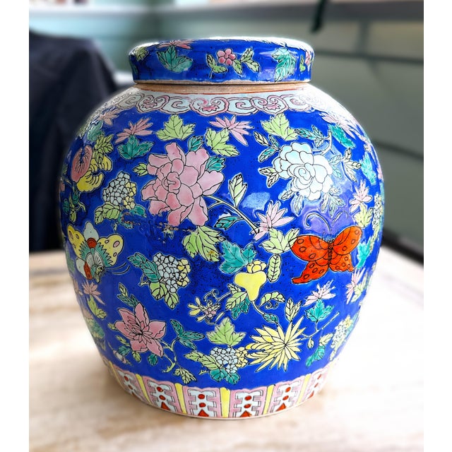 Vibrant Cobalt Chinoiserie Ginger Jar With Butterflies + Carved Hardwood Stand For Sale - Image 4 of 9