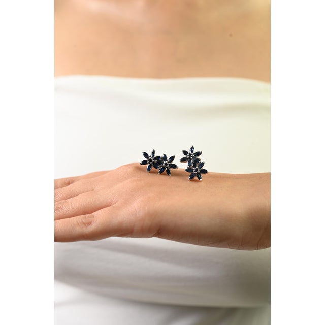 A Pair of Vintage-Inspired Solid Silver Blue Sapphire Floral Stud Earrings For Sale - Image 6 of 10