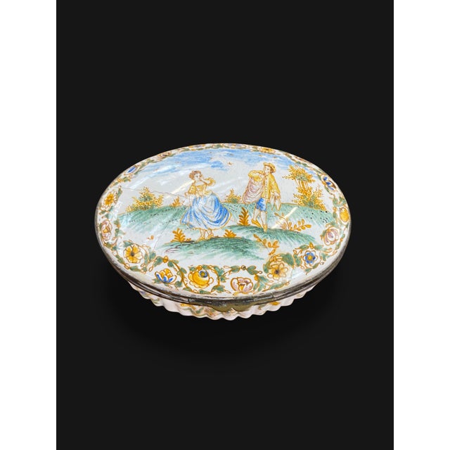 This 18th-century Moustiers earthenware box features an elegant oval shape and refined decoration typical of Provençal...