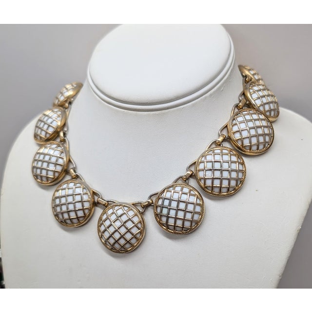 Napier Vintage 1950s Signed Napier Goldtone Round White Resin Mesh Links Collar Necklace For Sale - Image 4 of 6