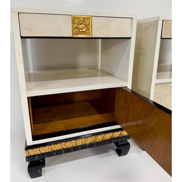Italian Art Deco Parchment, Gold Leaf and Black Lacquer Nightstands, 1940s, Set of 2 For Sale - Image 13 of 14