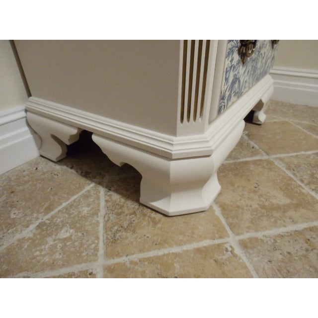 White Georgian Court Chest of Drawers by Ethan Allen, 1990s For Sale - Image 8 of 12