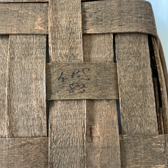 American Longaberger Signed Vintage Medium Berry Basket, Hand Woven Maple Wood, 1980s For Sale - Image 3 of 18