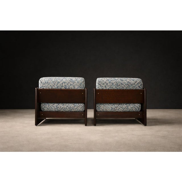 Wood Pair of Armchairs in Brazilian Hardwood & Upholstered Fabric by Geraldo De Barros, 1970s For Sale - Image 7 of 10