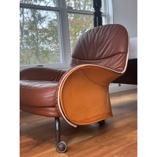 Italian 1990s Lousiana Leather Lounge Chair With Ottoman by Vico Magistretti for De Padova For Sale - Image 3 of 9