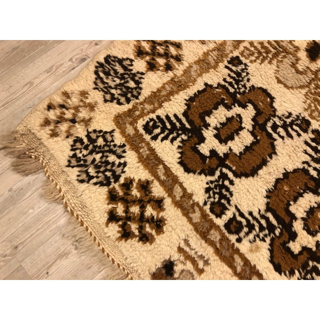 Textile 1960s Vintage Traditional Handmade Floral Wool Rug- 2′11″ × 5′9″ For Sale - Image 7 of 10