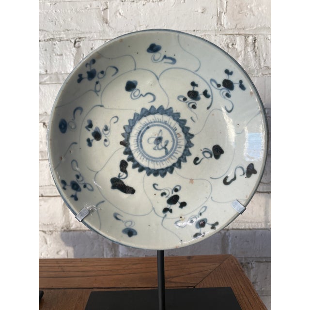 Early 18th Century Early 18th Century Qing Dynasty Chinese Kangxi Blue and White Porcelain Plates- A Pair For Sale - Image 5 of 5
