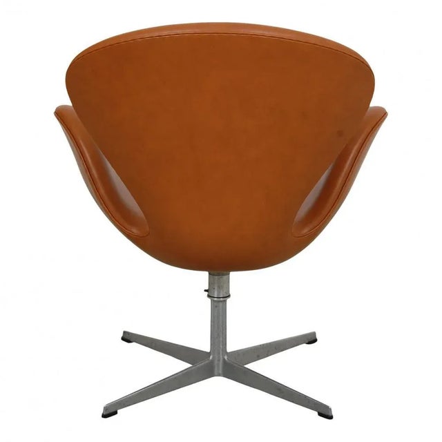1960s Vintage Swan Chair in Cognac Leather by Arne Jacobsen for Fritz Hansen, 1960s For Sale - Image 5 of 9