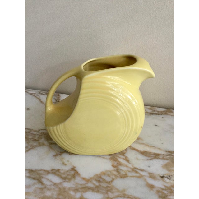 The Fiesta disc pitcher features a unique Art Deco design with old mark Fiestas signature sculpted accent rings. This...