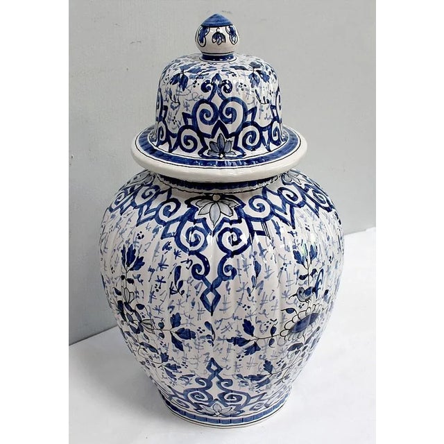 Pretty vase in earthenware resulting from the prestigious dutch manufacture recognized worldwide for the quality of its...