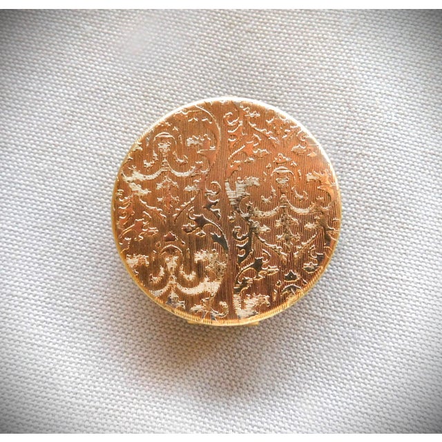 Vintage Round Paisley Etched Ring Box With an Oval Pearl For Sale - Image 4 of 9