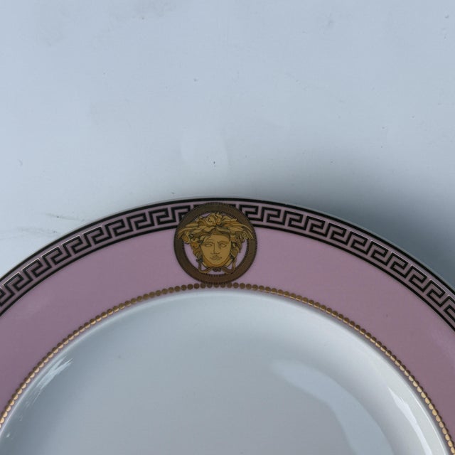 Breakfast plate Round - Ø 22.0 cm - h 2.4 cm Designed: Color This piece has an attribution mark, I am sure that it is...