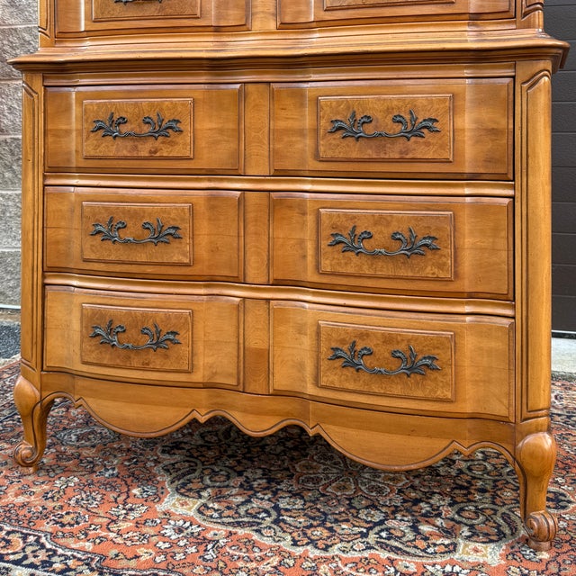 Camel Monumental Thomasville French Louis XV Maple & Burl Wood 6 Drawer Chest on Chest Highboy Dresser For Sale - Image 8 of 16