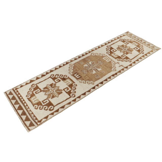 Tribal Vintage Tribal Runner in White & Beige-Brown Geometric Patterns For Sale - Image 3 of 7