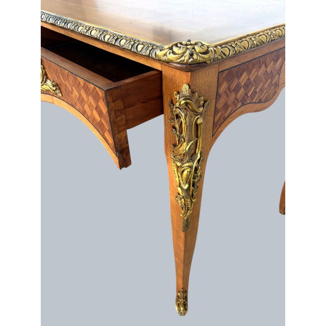 Very nice Louis XV style Bureau Plat Writing Desk. Parquetry panels all around inside an ebony pinstripe inlay. Cabriole...
