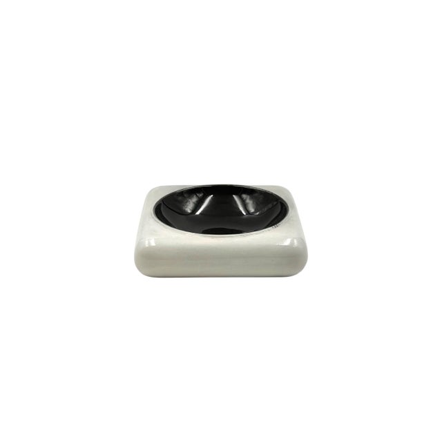 Space age black and white ceramic ashtray / vide poche Italy 1970s H: 6 cm - 22 × 22 cm Conditions: excellent, no defects