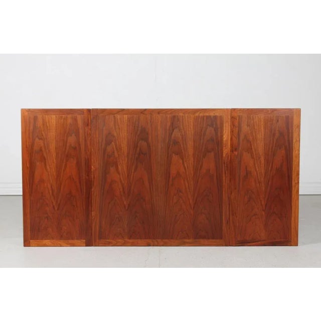 Børge Mogensen Model 5362 Extendable Coffee Table in American Walnut with 2 Drop-Down Leaves by Børge Mogensen for Fredericia Stolefabrik, Denmark, 1970s For Sale - Image 4 of 7