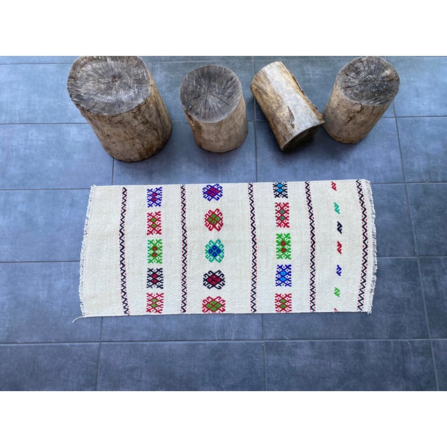 1950s Vintage White Bohemian Kilim Rug For Sale - Image 5 of 10