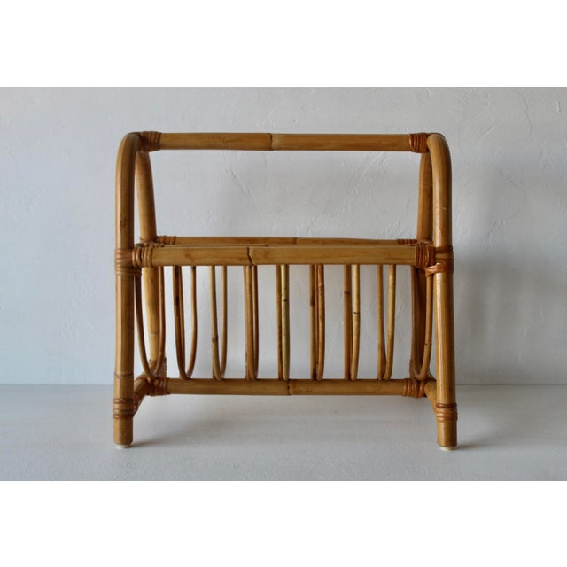 Keep newspapers and magazines organized and neat in this elegant vintage book holder. The magazine holder is in excellent...