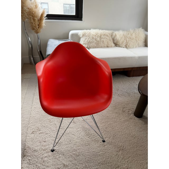 Selling a complete, design-icon dining set by Herman Miller: • 6 armless side chairs (DSR wire “Eiffel” base) • 2...