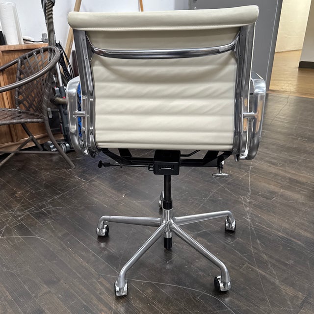 Cream Charles + Ray Eames for Herman Miller Eames Aluminum Group Management Chair For Sale - Image 8 of 12