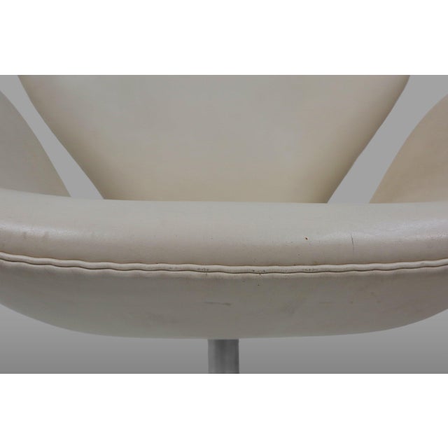 Leather Swan Chairs by Arne Jacobsen for Fritz Hansen, 2006, Set of 2 For Sale - Image 14 of 16