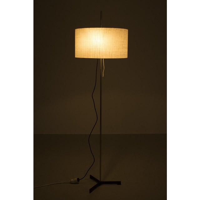 Nice vintage floor lamp with 3 legs and a beige lampshade. The floor lamp is adjustable in height. Has some traces of use...