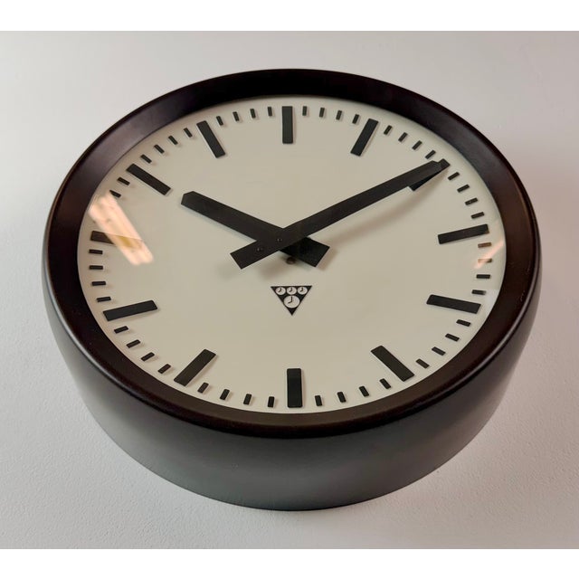 Industrial Bakelite Factory Wall Clock from Pragotron, 1960s For Sale - Image 6 of 17