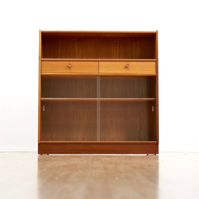 Mid-Century Modern Pair of Vintage Nathan Teak China Display Cabinets For Sale - Image 3 of 15