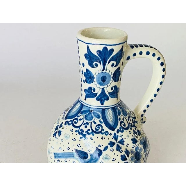 This pot is in Faïence, in white and blue. They has been made in Netherlands, in the 19th century. they are Delft pieces....