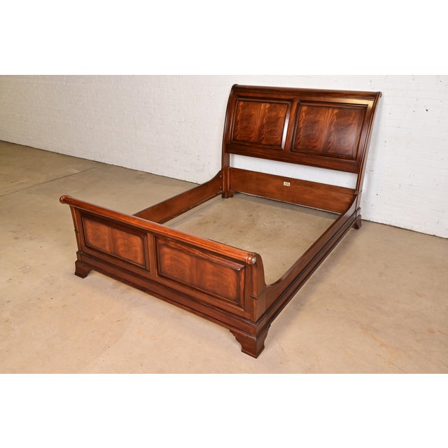 An outstanding French Empire or Louis Philippe style queen size sleigh bed By Ethan Allen USA, Late 20th Century Gorgeous...