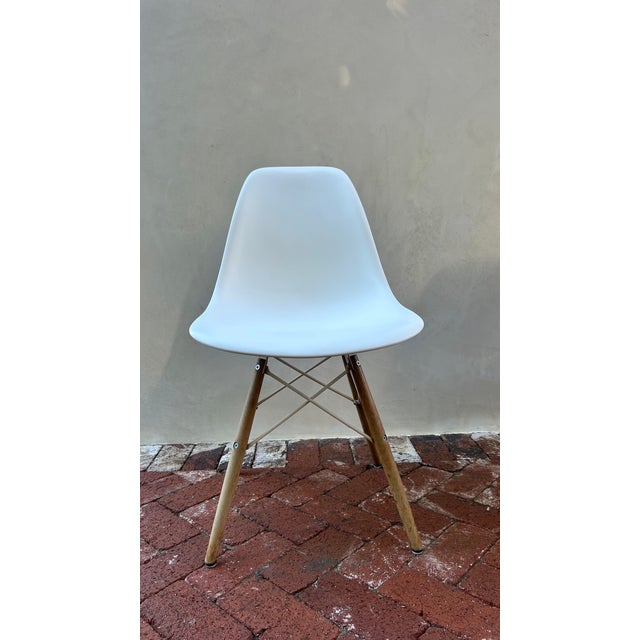 Design Charles & Ray Eames, 1948 Molded fiberglass, metal frame Made by Herman Miller® General Dimensions H:31.75" H:18.5"...