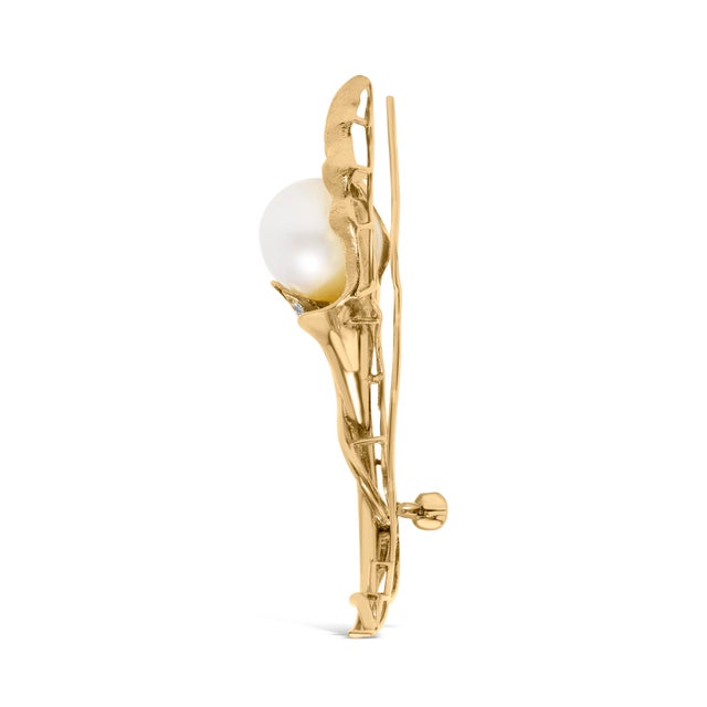 Contemporary 18K Yellow Gold 2/5 Cttw Diamond and 12MM Cultured South Sea Pearl Flower Pin Brooch (G-H Color, VS1-VS2 Clarity) For Sale - Image 3 of 4