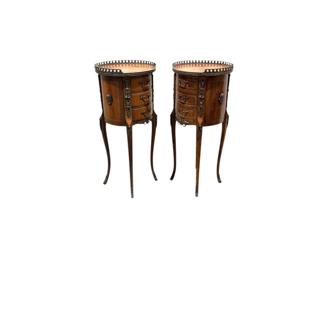 French 1940s Pair of French Louis XV Style Inlaid Round Nightstands With Gallery For Sale - Image 3 of 17