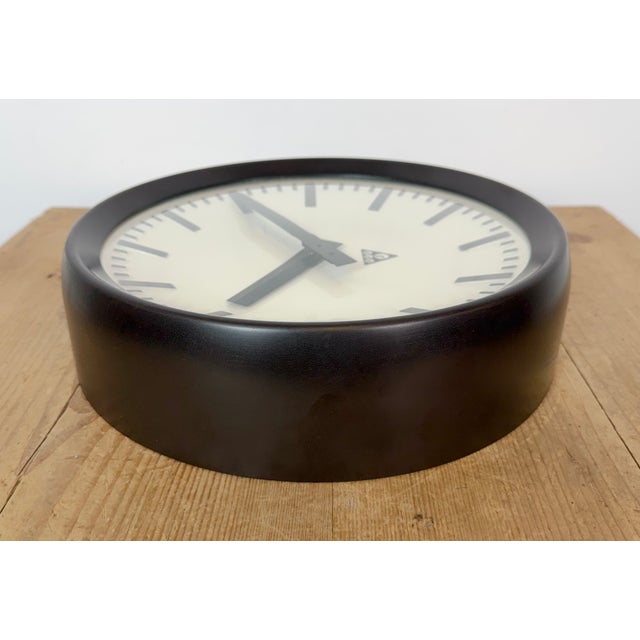 Industrial Bakelite Factory Wall Clock from Pragotron, 1960s For Sale - Image 11 of 17